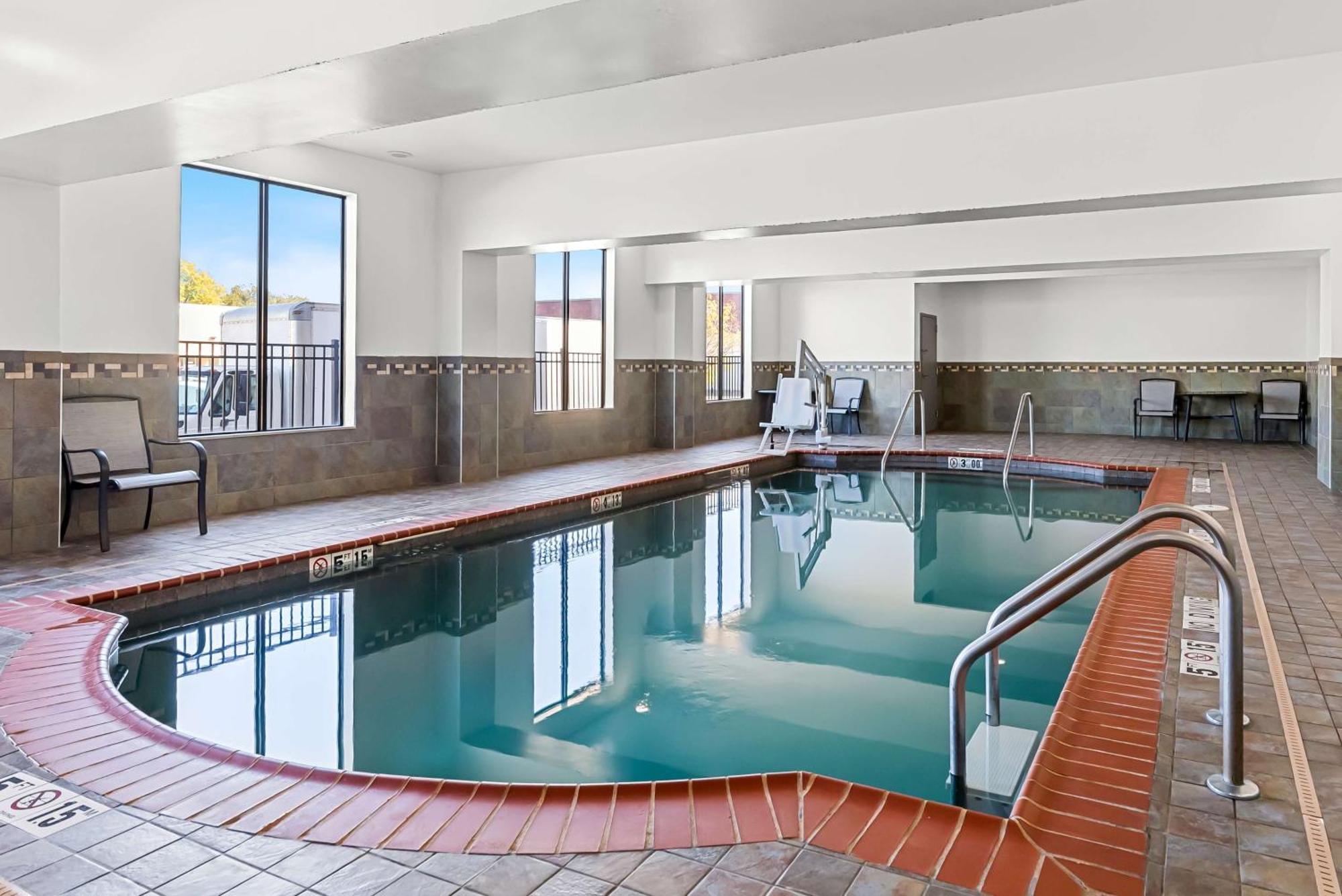 Best Western St. Louis Airport North Hotel & Suites Hazelwood Extérieur photo